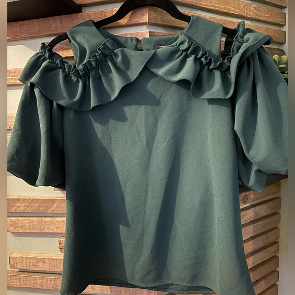 RW&CO Ruffle shoulder sleeve - Picture 1 of 3